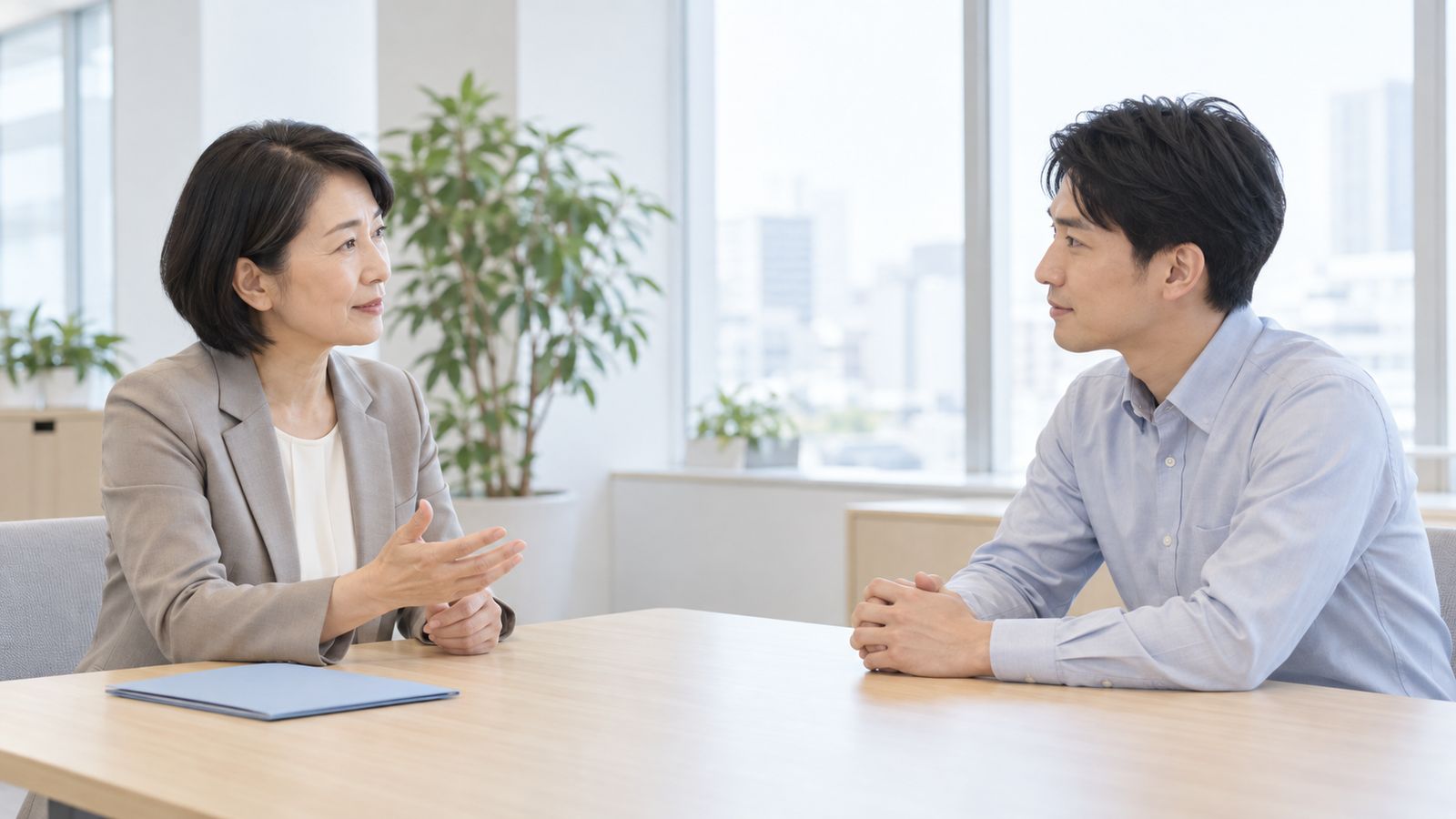 向かい合って、落ち着いて伝え合う上司と部下